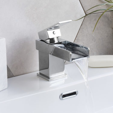 robinet-acier-neuf-moderne-lavabo-ceramique-dans-salle-bain (1)
