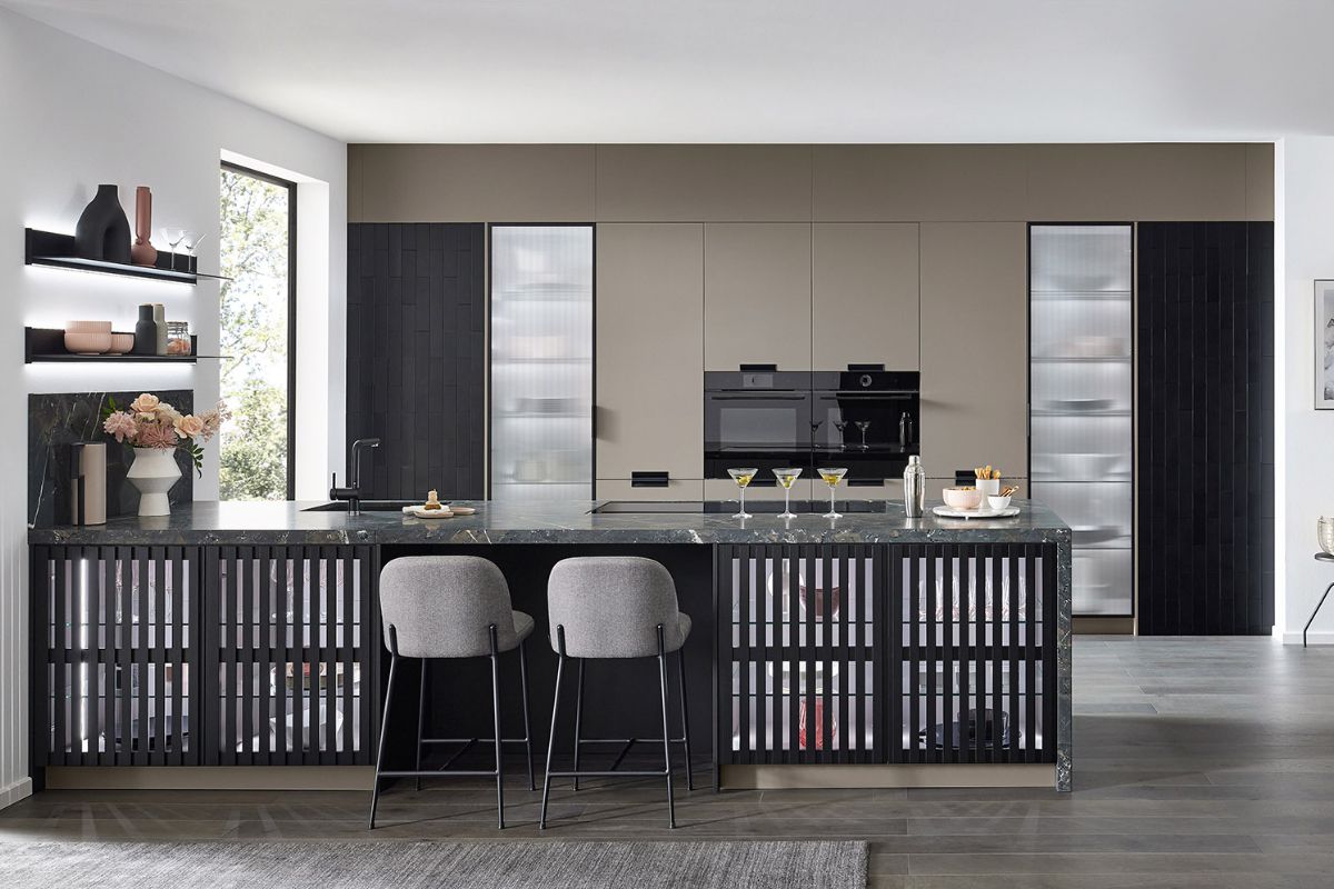 PUR 2681 – directlack fango et noir, vitrines rainurées