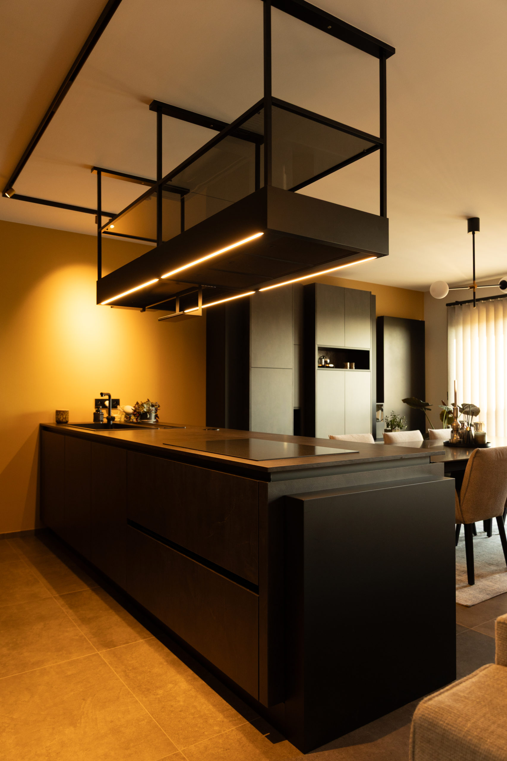 Structure suspendue avec éclairage LED