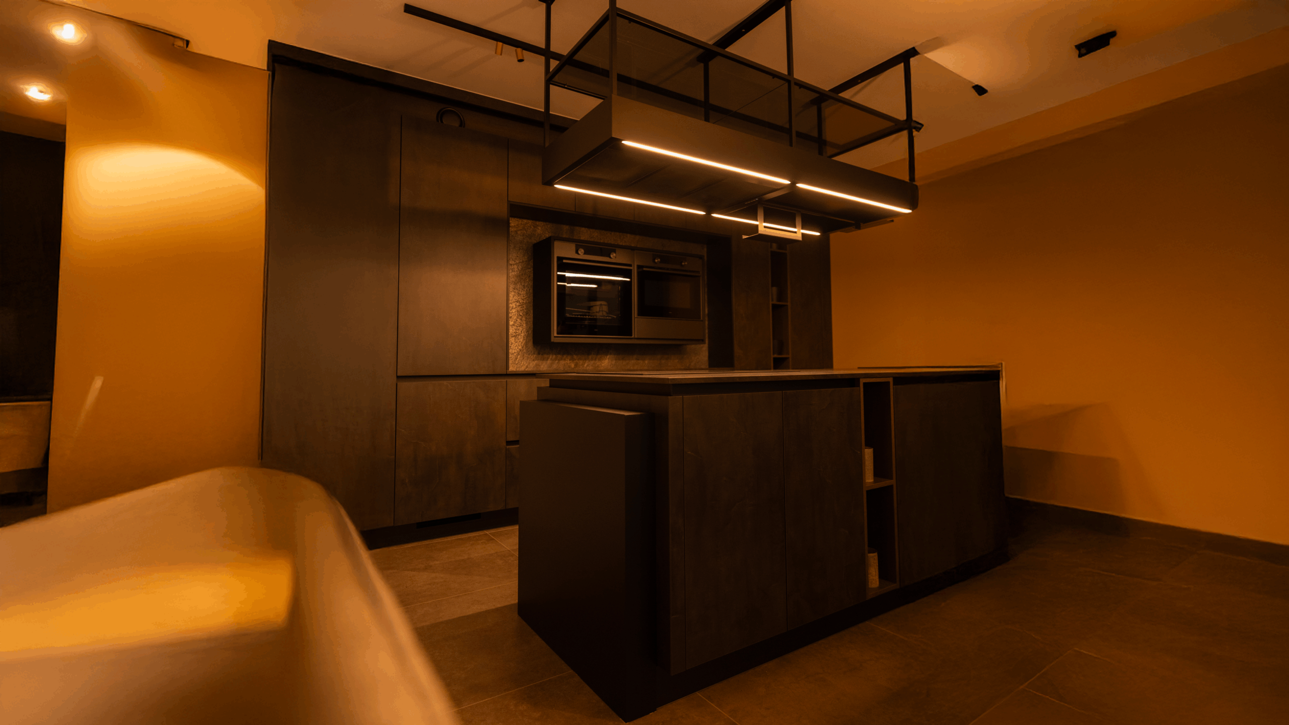 Cuisine contemporaine chêne brun avec structure suspendue