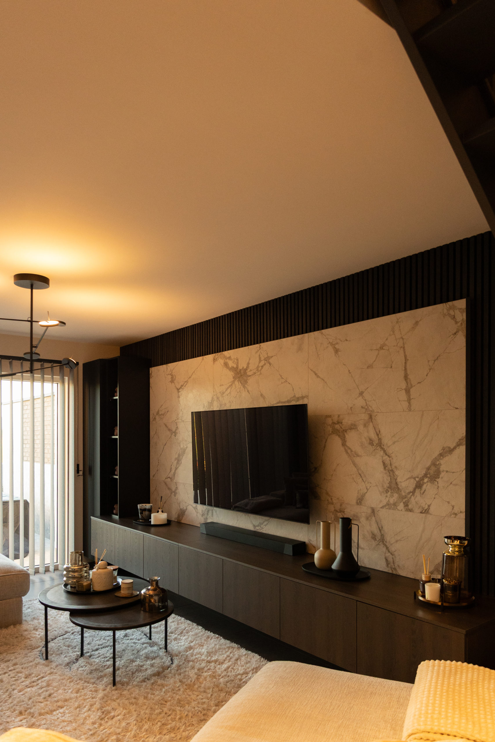 Espace salon avec meuble TV et panneau marbre